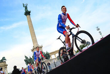 Giro d'Italia 2022 La presentazione delle squadre in Piazza degli Eroi